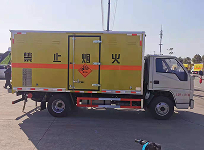 峄城爆破器材运输车工人安全操作规范与智能技术保障